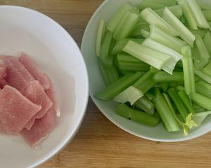 🔥一人食|低卡芹菜炒里脊肉片的做法 步骤1