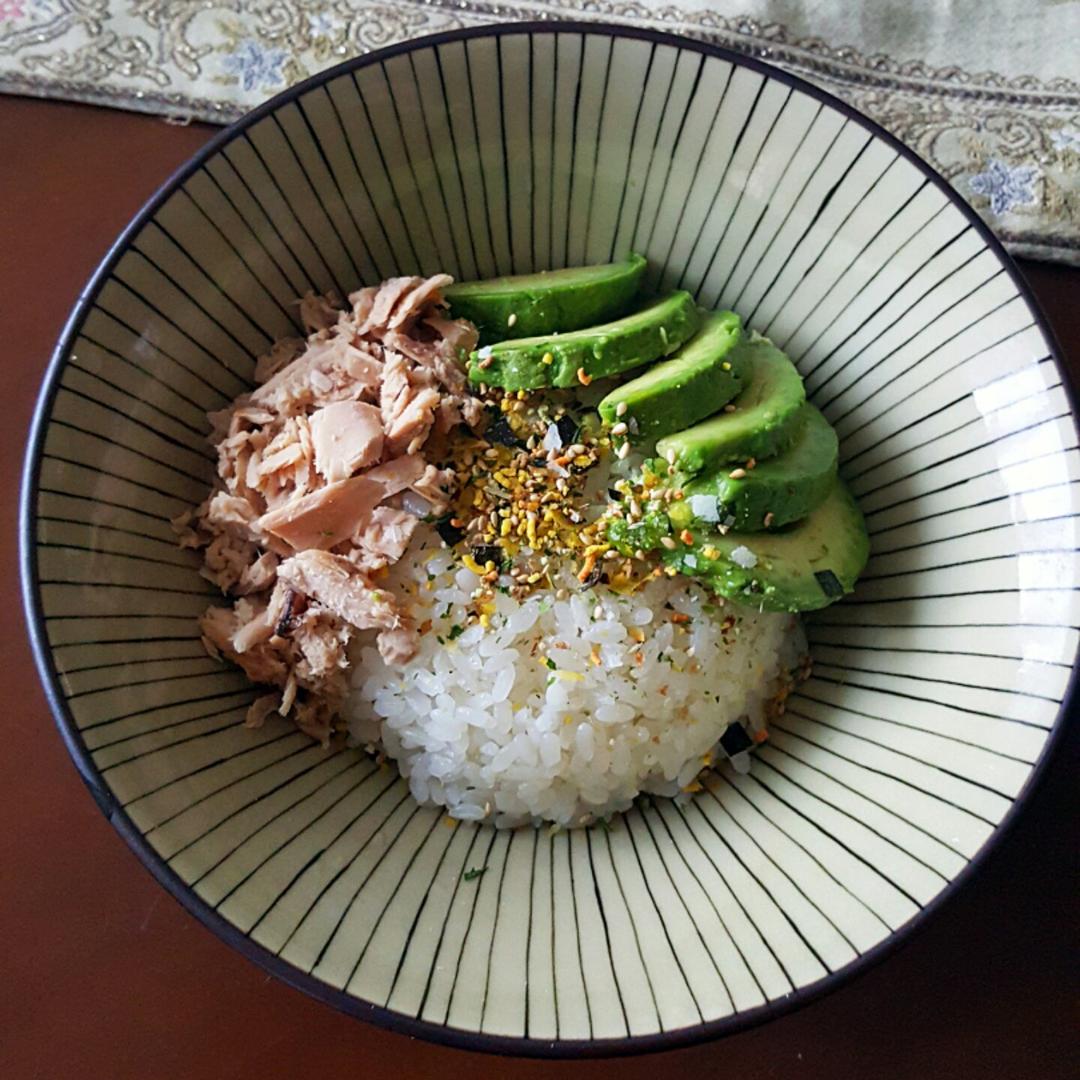 牛油果金枪鱼拌饭