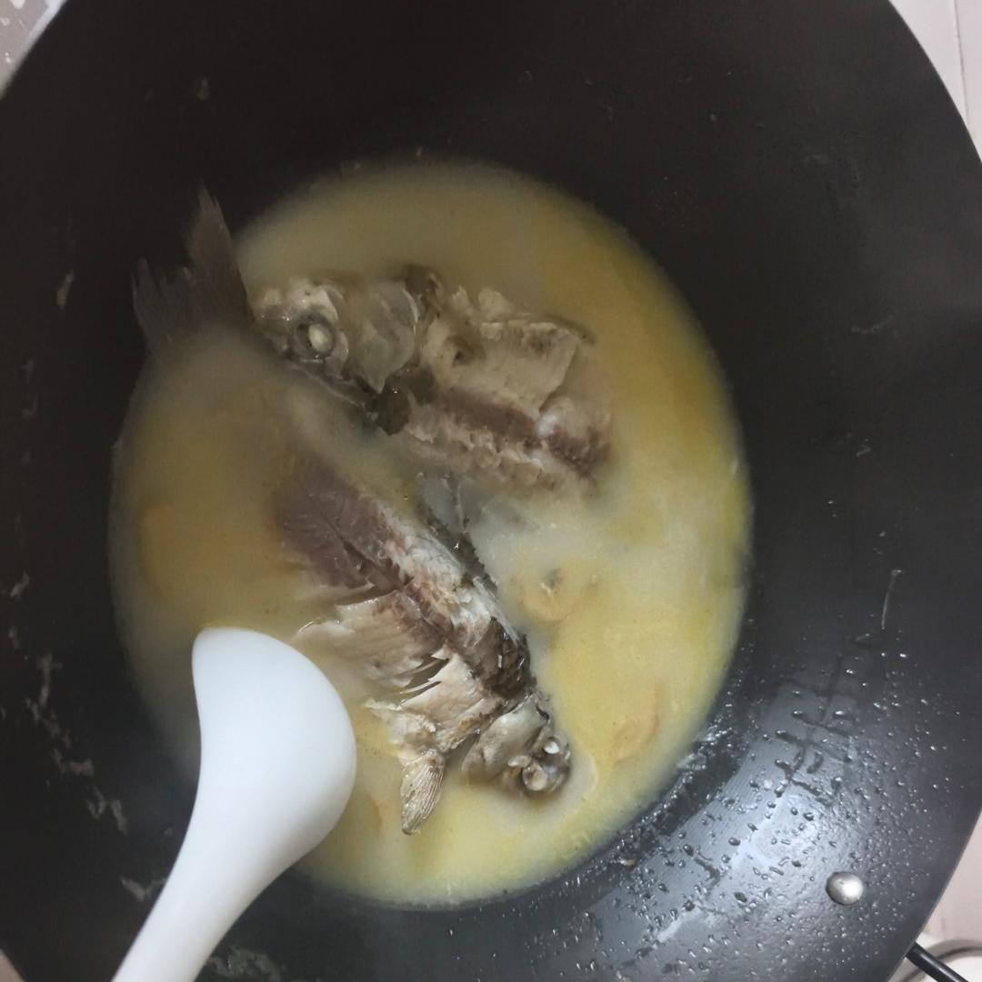 鲫鱼豆腐汤