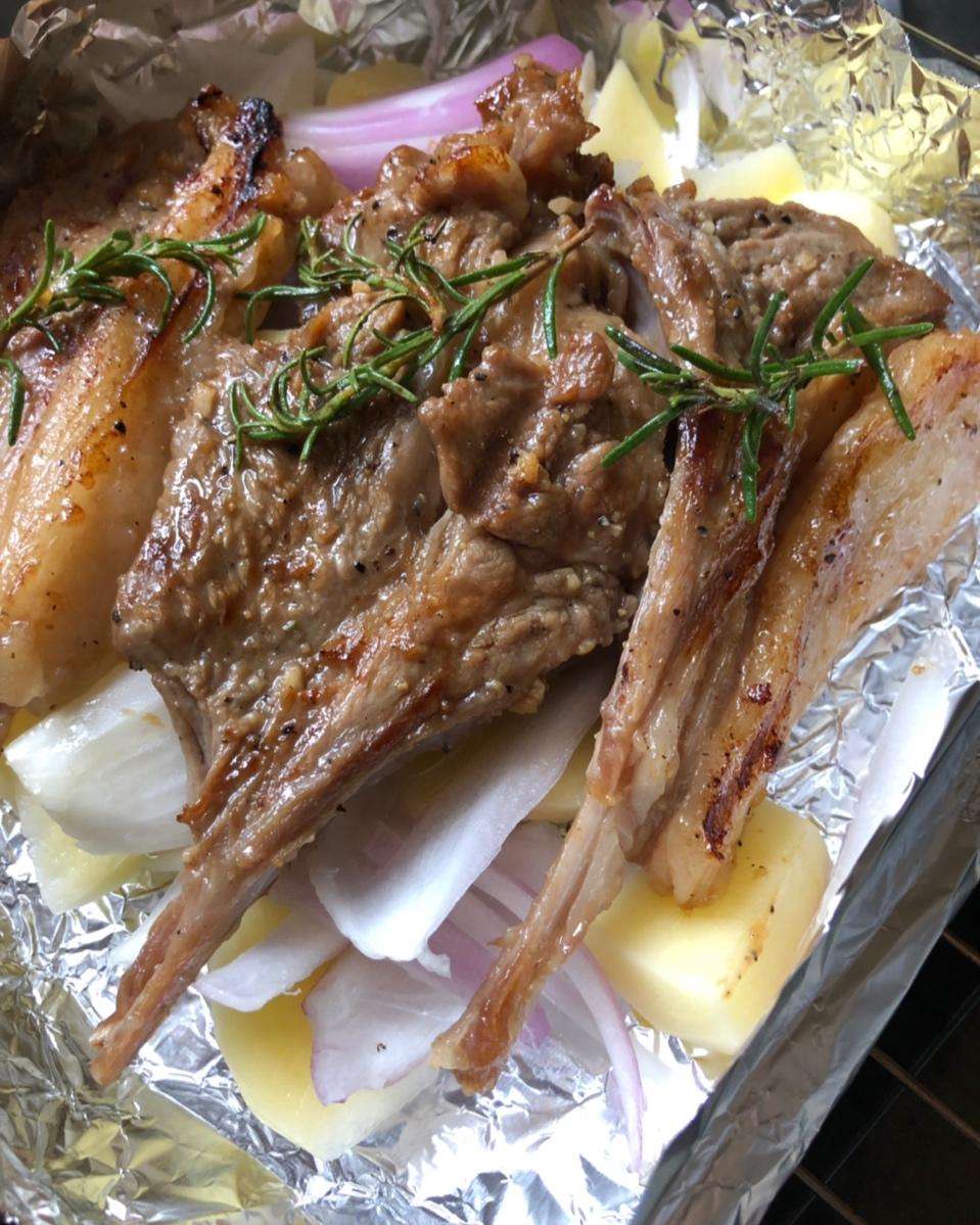 迷迭香烤羊排马铃薯洋葱佐黑胡椒酱