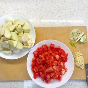 轻食·西红柿烧茄子（几乎无油！）快手减脂菜·健身餐的做法 步骤1