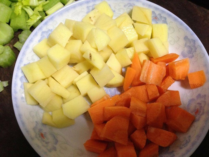 低脂胡萝卜土豆焖饭的做法 步骤2