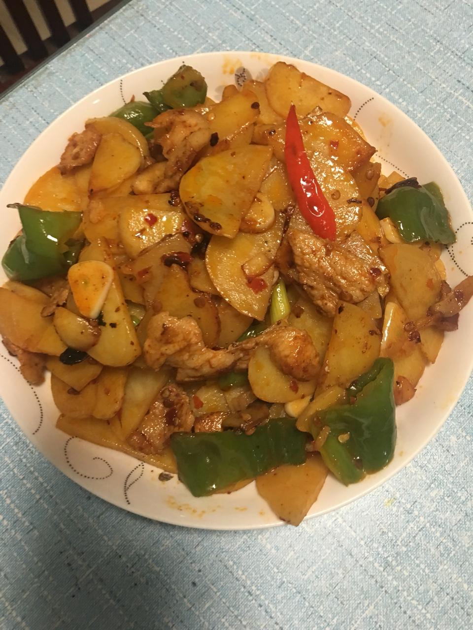 五花肉干煸土豆片