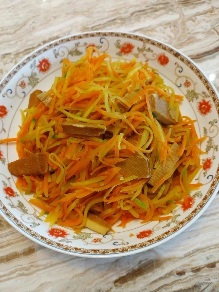 快手小炒——【胡萝卜炒香干】