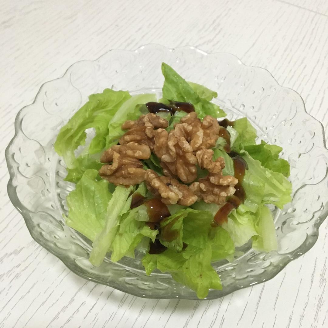西生菜核桃沙拉