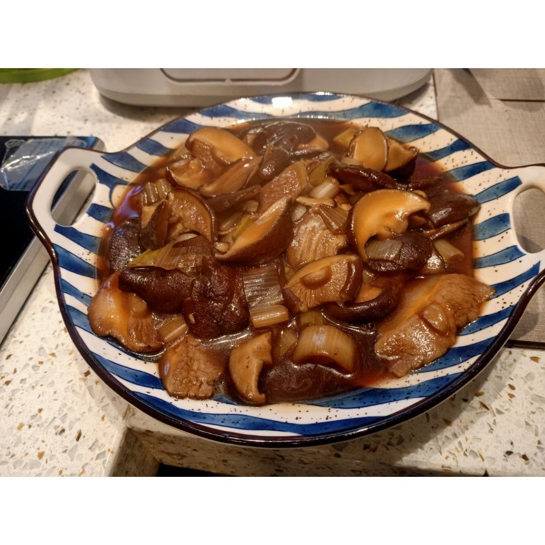 【葱烧香菇】咸鲜味醇的葱烧香菇，好吃到连汤汁都不想放过