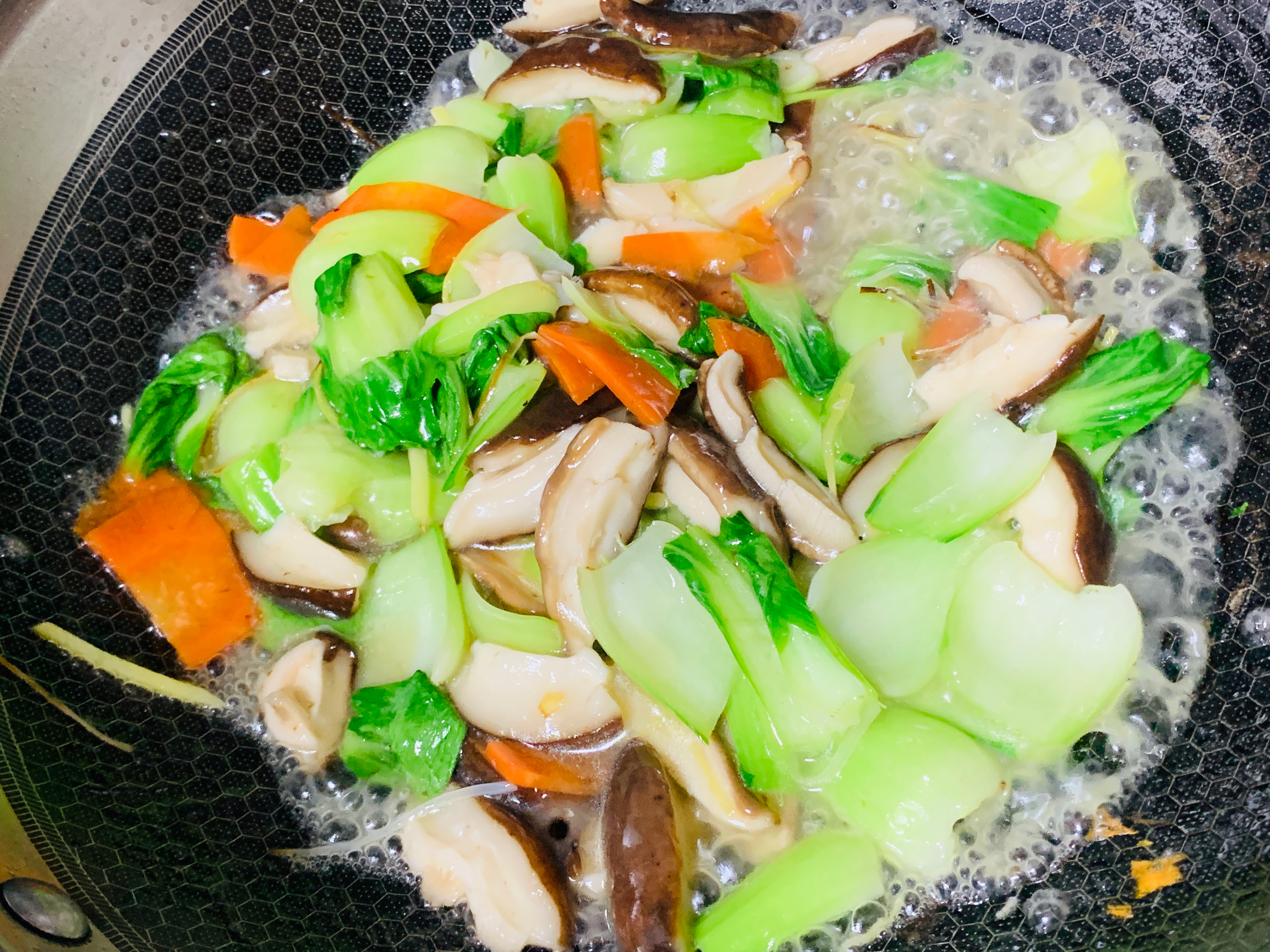 快手素菜：炒香菇油菜胡萝卜的做法