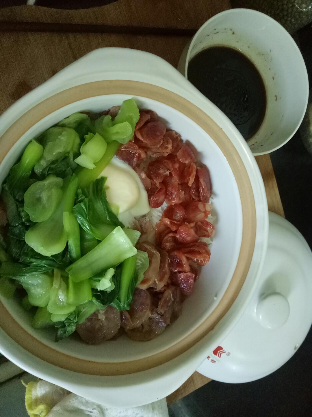 广式腊味煲仔饭