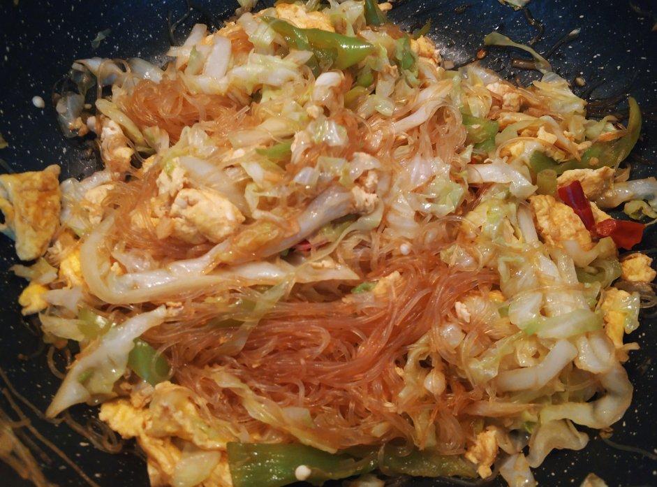 看似普通却超级下饭的圆白菜炒粉丝