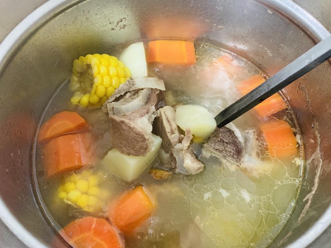 红萝卜玉米猪骨汤