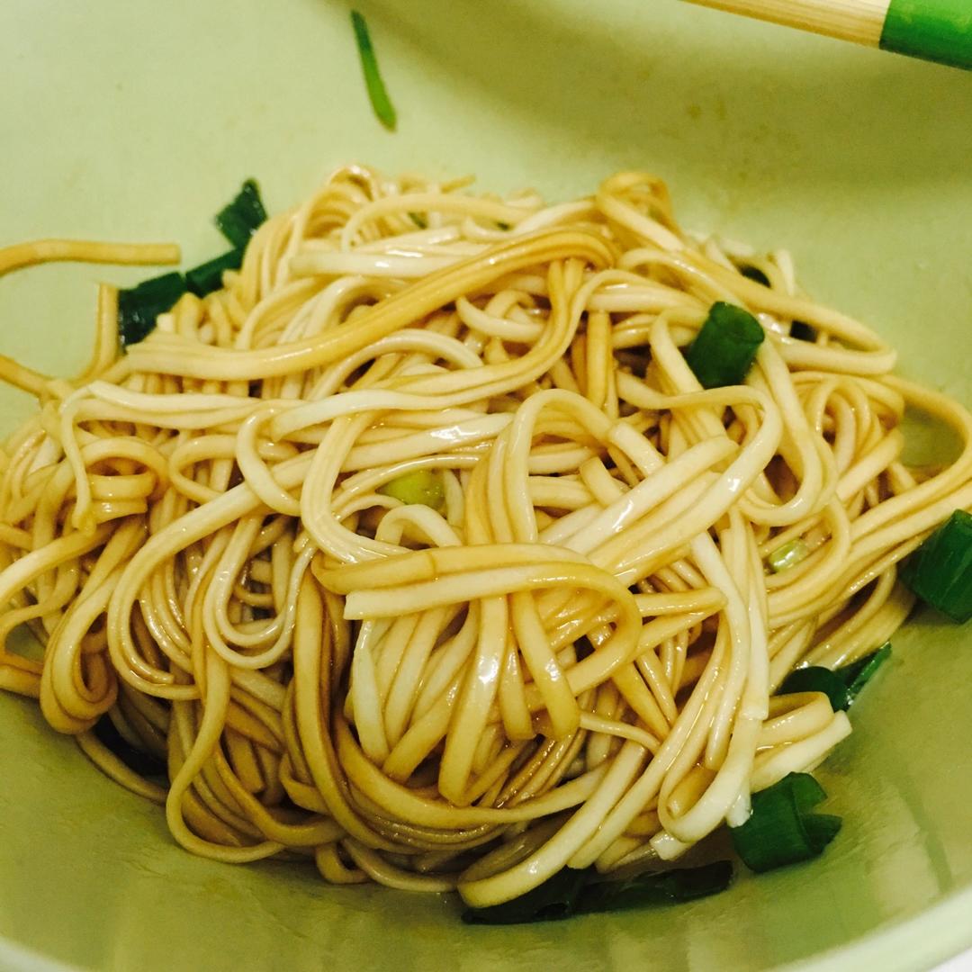 葱爆面—就是汪涵在天天向上里面做的那个啦