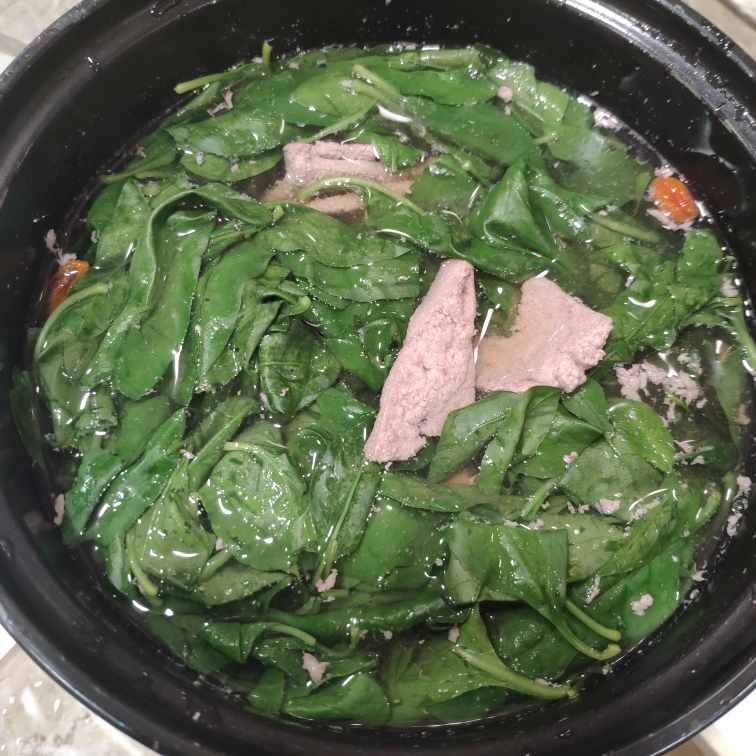 枸杞叶猪肝汤的做法 步骤3