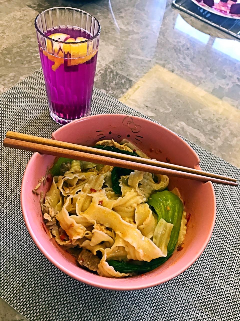 轻油泼拆骨肉刀削面