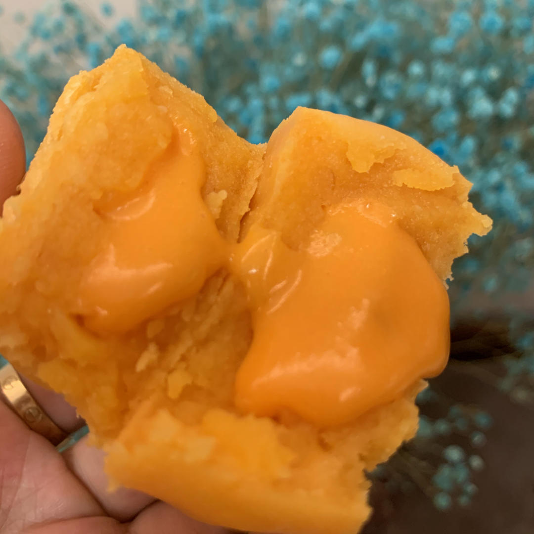 💃奶黄流心月饼——这是可以让你坐稳朋友圈厨霸位置的月饼🥮，没人点赞算我输👎