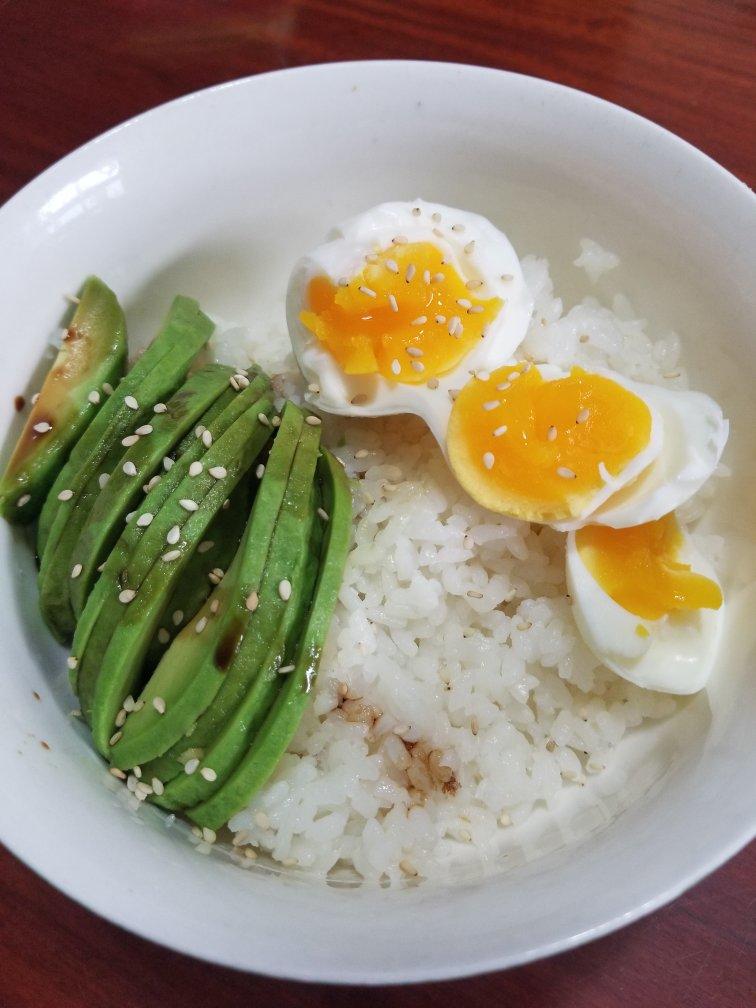 牛油果海苔肉松拌饭