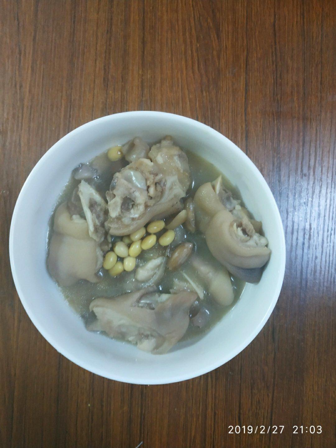 黄豆花生炖猪蹄