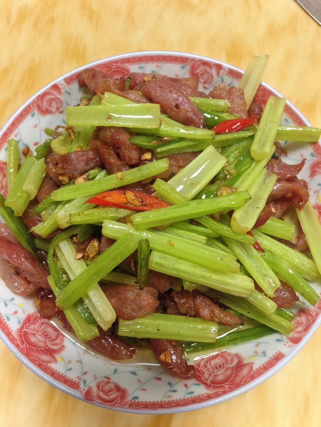 腊肠炒芹菜