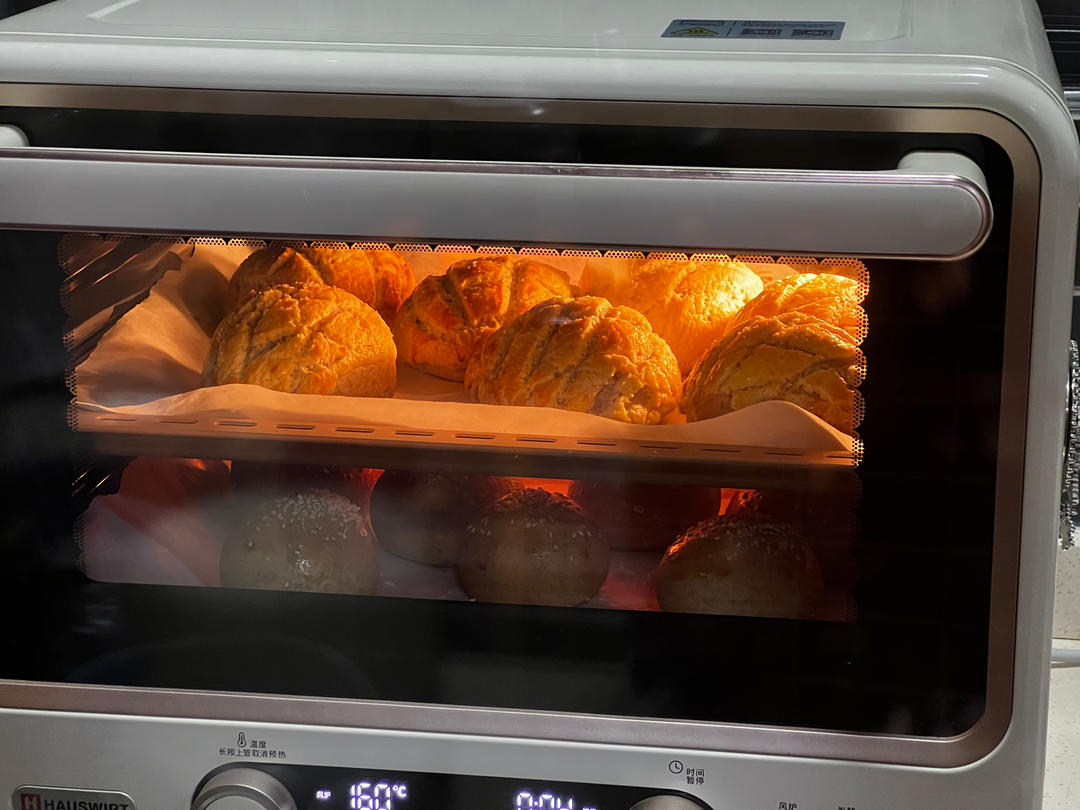 好吃到炸裂的港式菠萝包（附带制作酥皮的小视频）