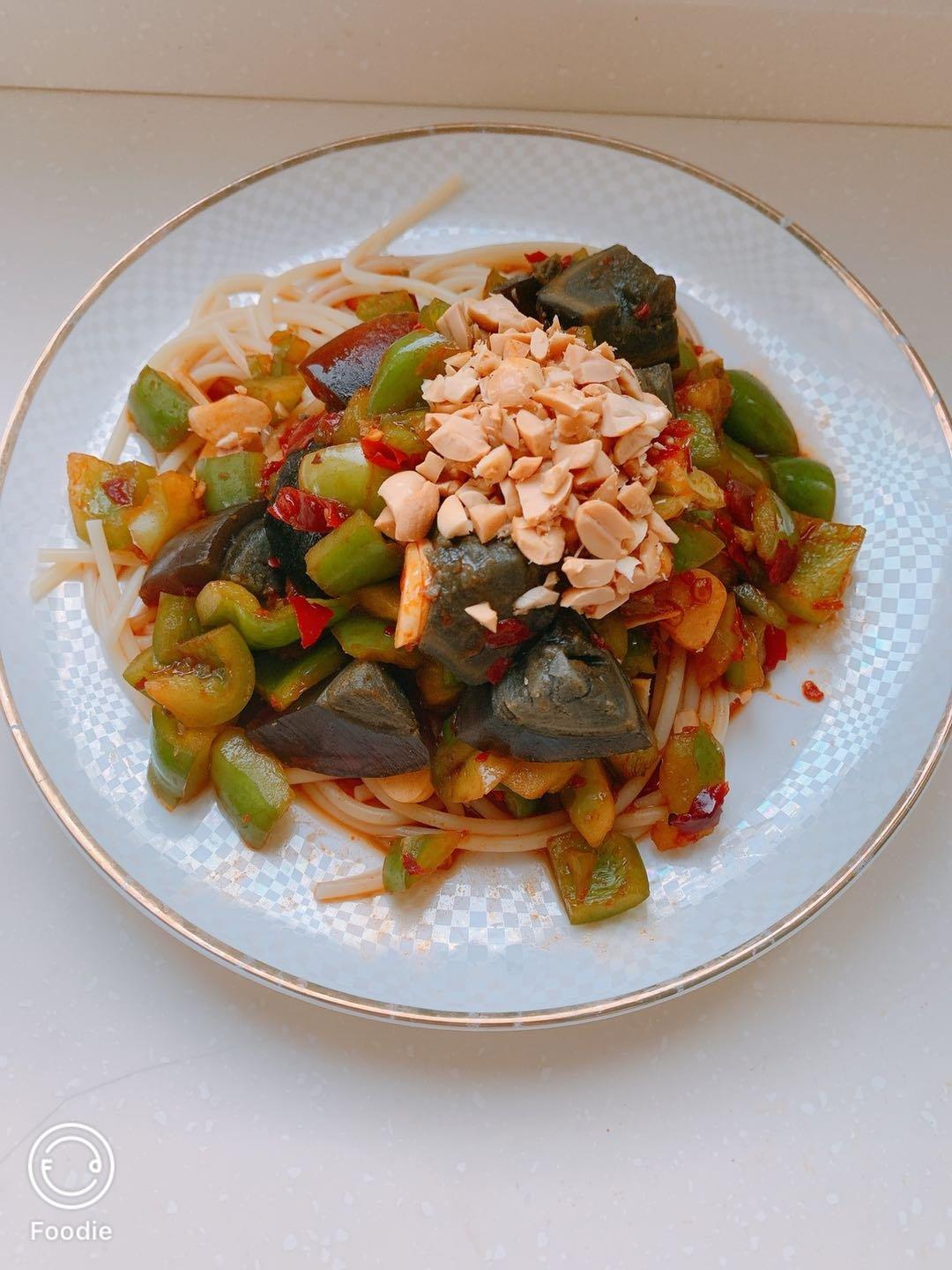 青椒皮蛋辣花生碎全麦意面【健康一锅端】