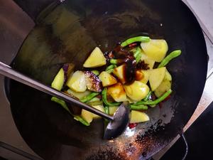 土豆茄子炖豆角的做法 步骤3
