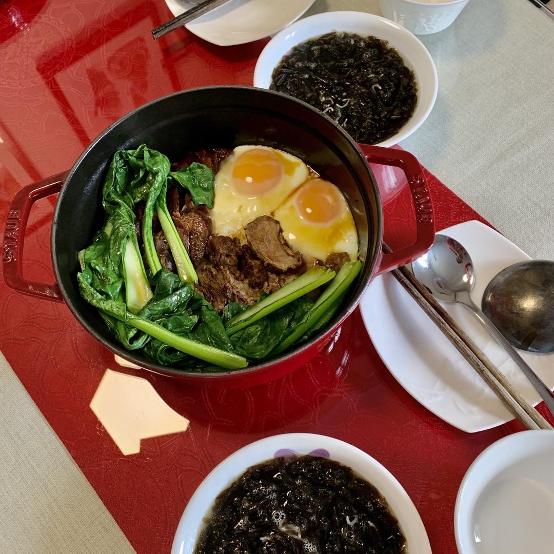 铸铁锅腊肠煲仔饭