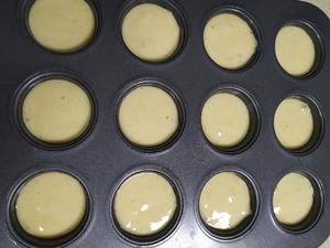 蜂蜜纸杯蛋糕(全蛋)(无油)的做法 步骤4