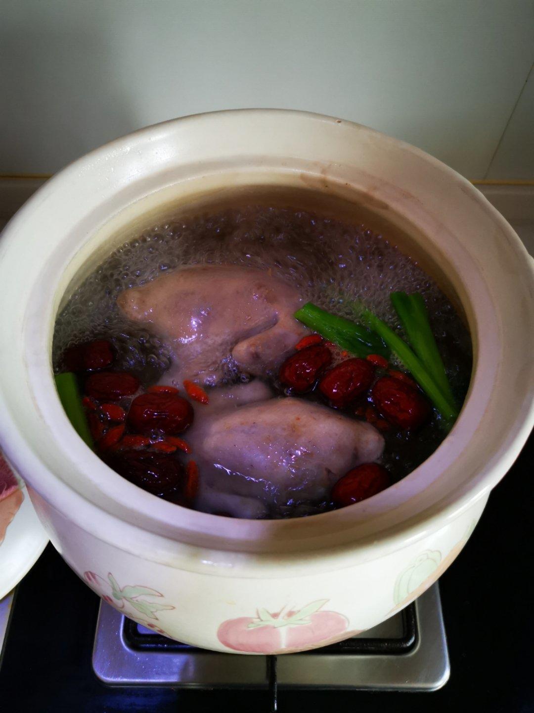 红枣枸杞乳鸽汤