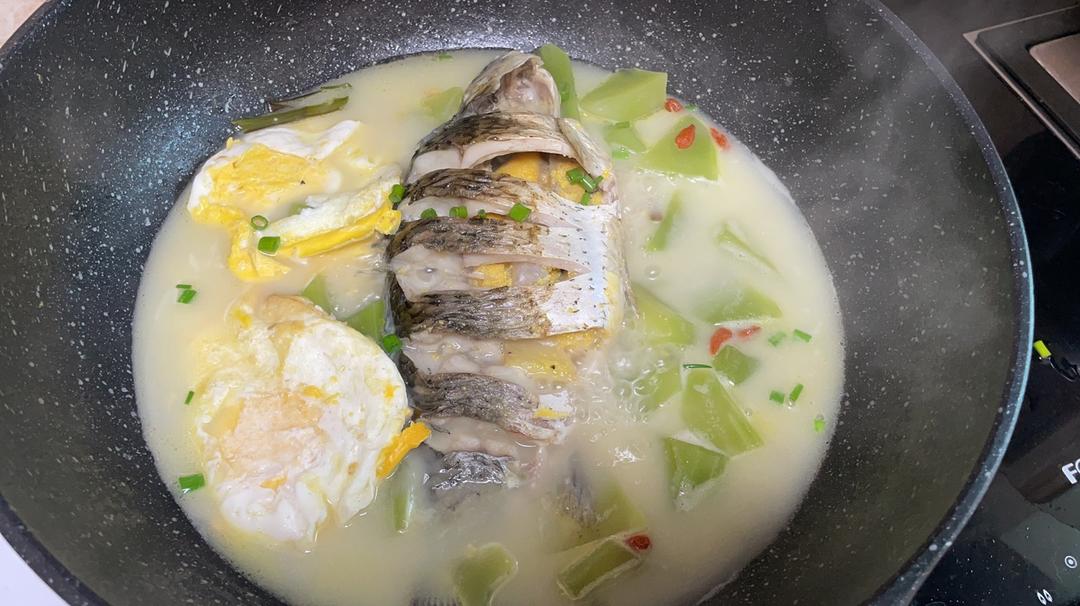 鲫鱼莴苣汤的做法