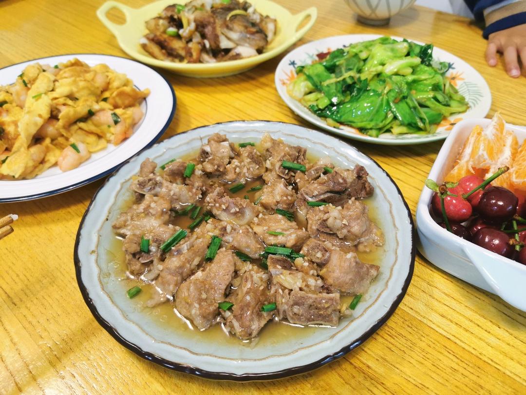 小朋友抢着吃简单且营养的清蒸排骨