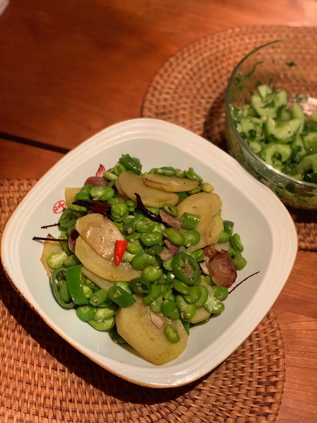 腊肠炒蚕豆