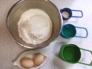 比油条简单‼️还蓬松酥软‼️的家常油饼的做法 步骤1