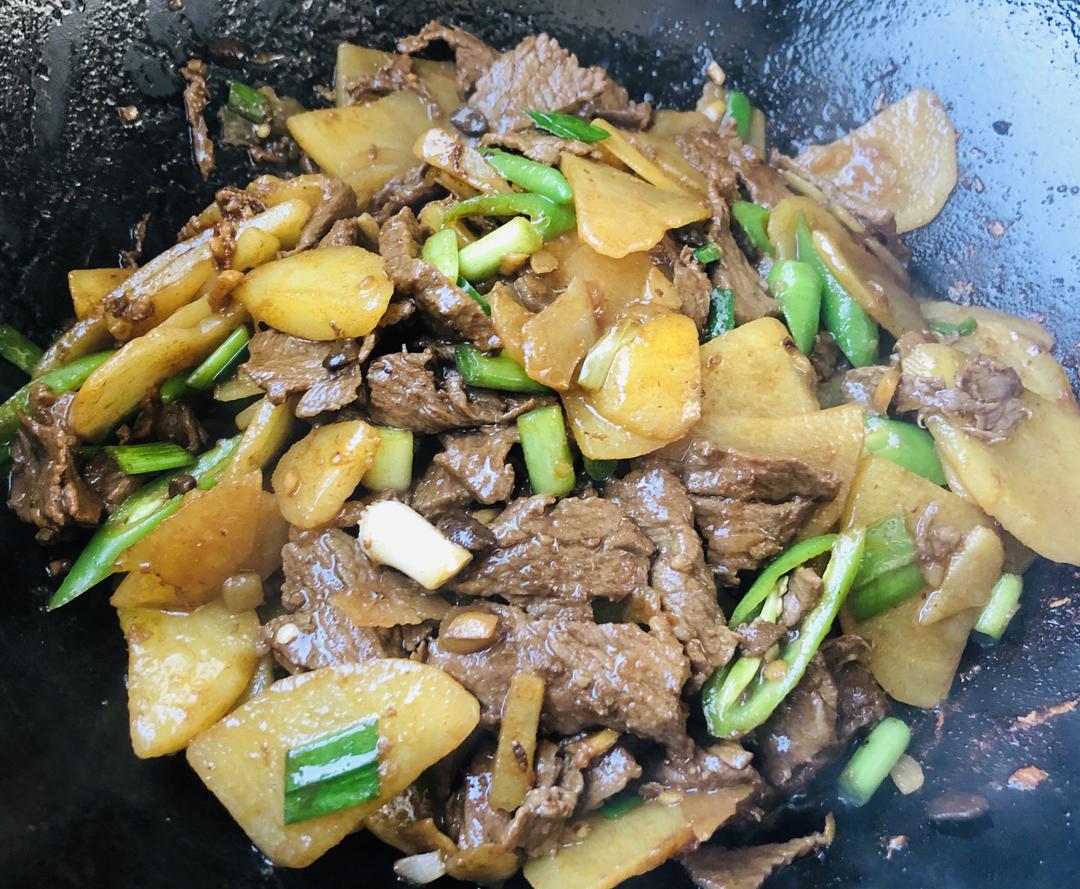 咸香小炒牛肉和土豆