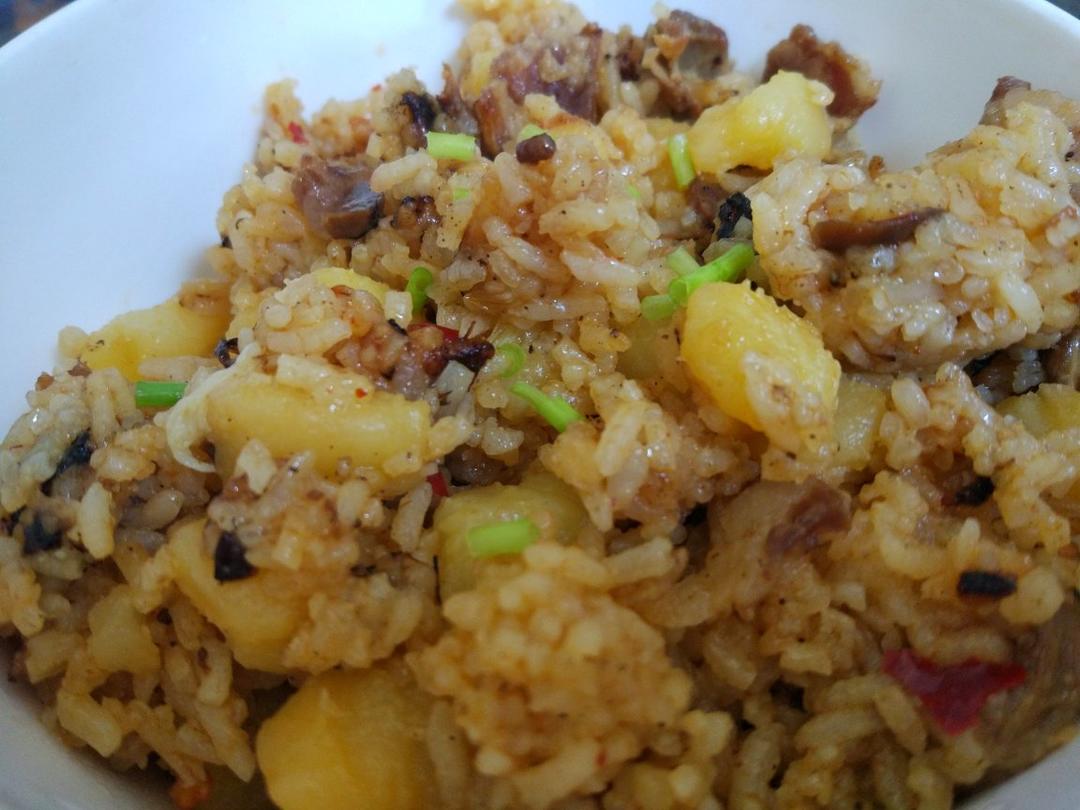 香菇腊肠土豆焖饭