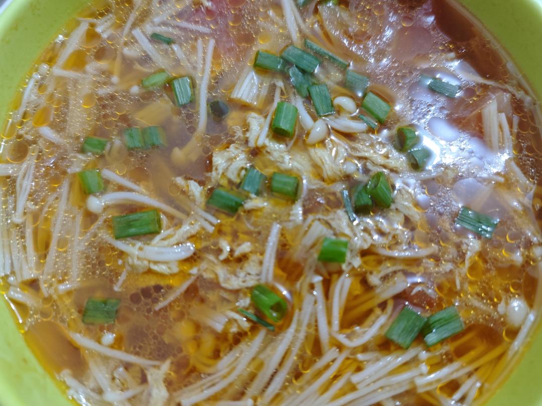 酸甜浓郁的番茄鸡蛋金针菇浓汤