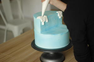冰雪奇缘主题蛋糕的做法 步骤2