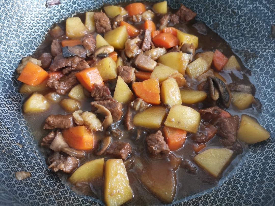 土豆胡萝卜炖牛腩