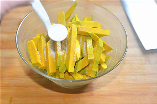 咸香软糯的快手菜--咸蛋黄焗南瓜的做法 步骤3