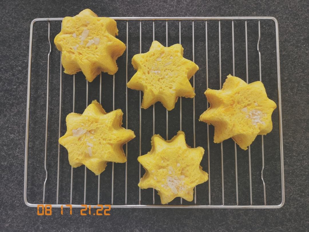 烤了一盘花儿~八角南瓜大鼓面包