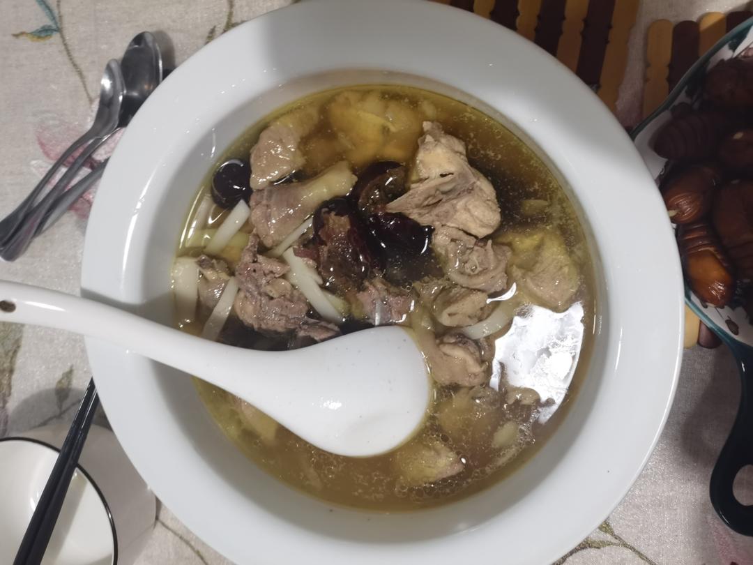 滋补清甜的椰子鸡