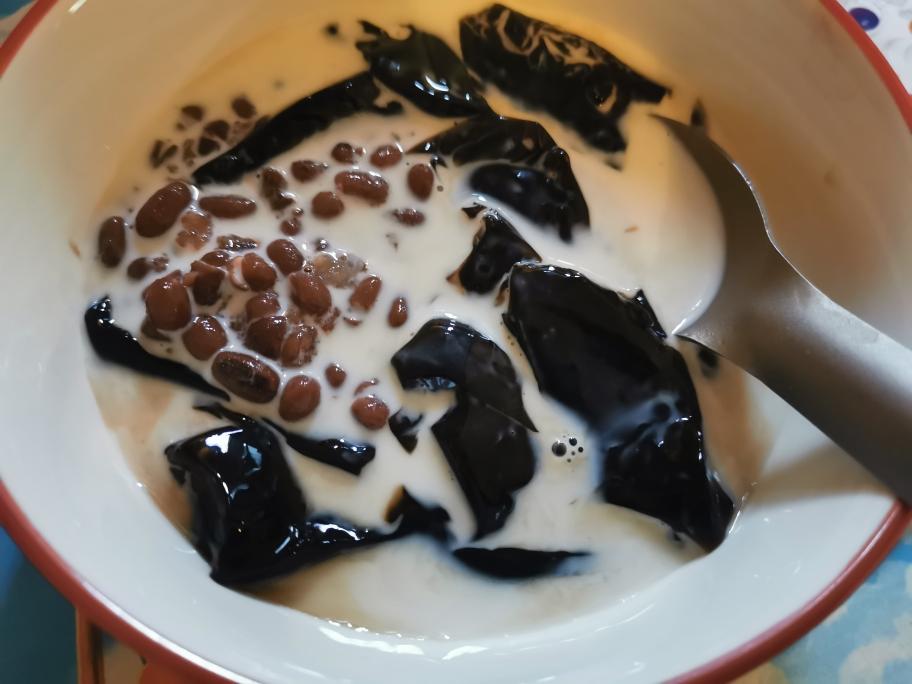 黄黄的龟苓膏糖水