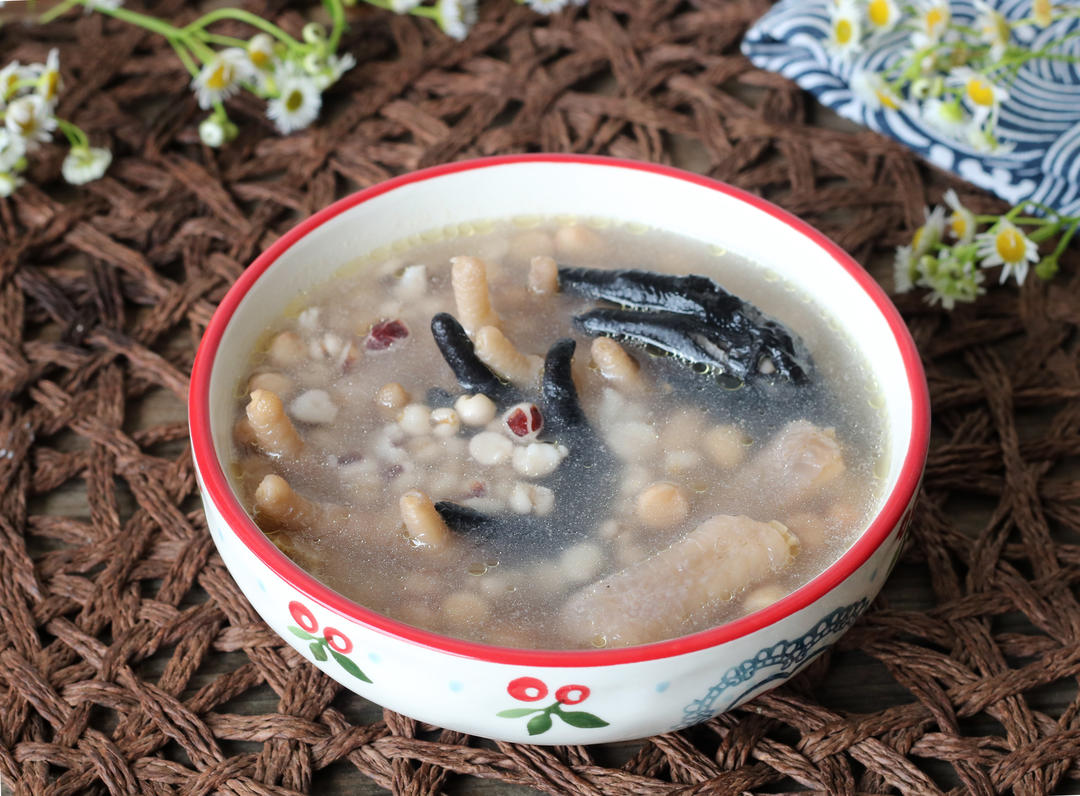 鸡爪薏米芡实汤(祛湿养颜)