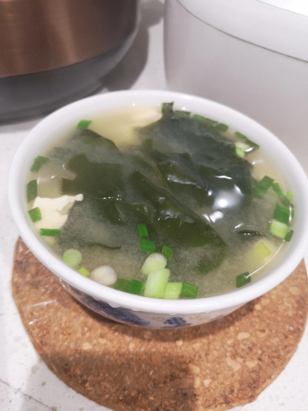 豆腐裙带菜味噌汤