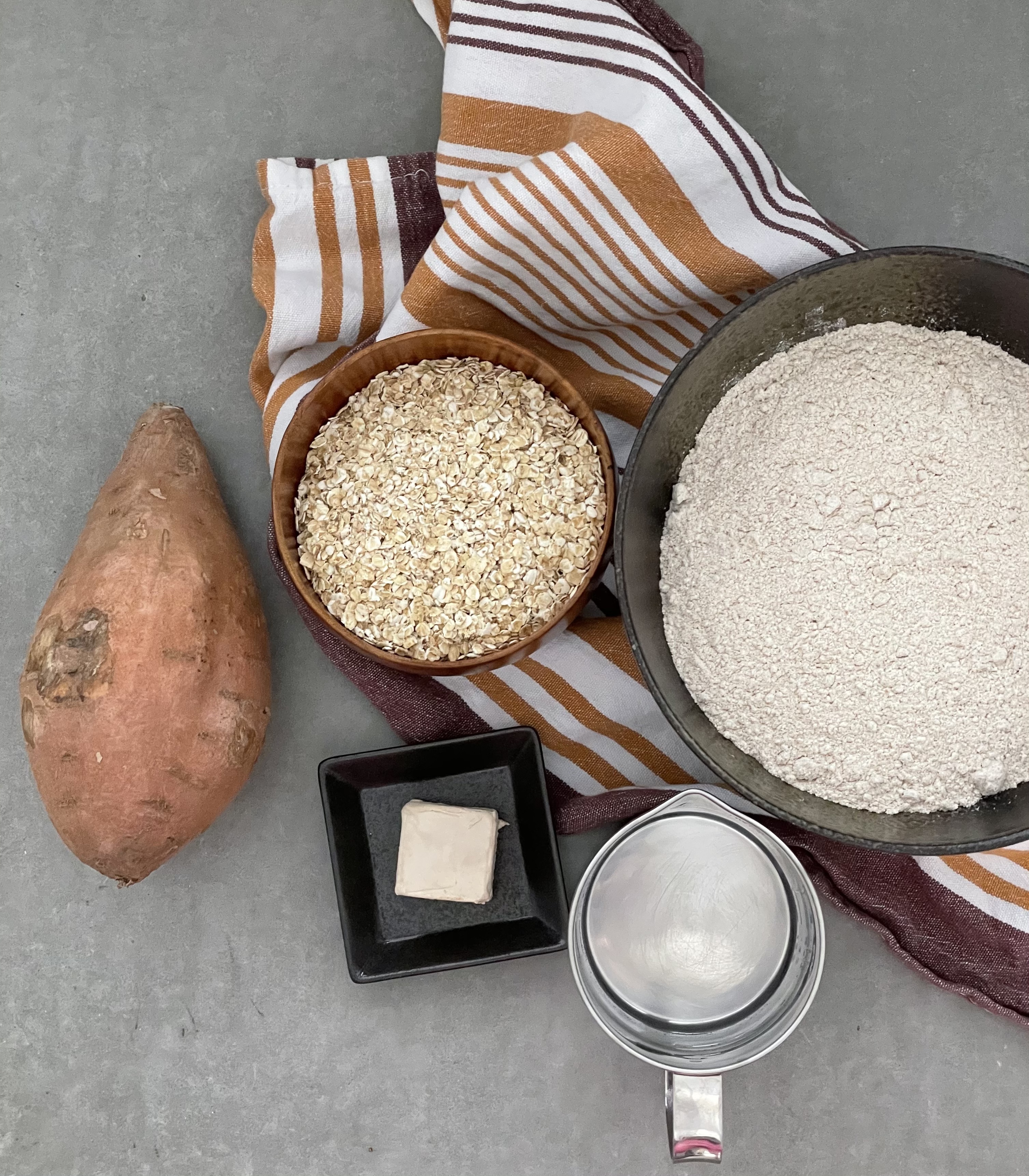 健康💯•燕麦全麦红薯面包• 5种材料•无糖无油无盐的做法 步骤1