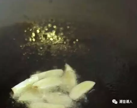 潮音潮人：豆酱水煮沙尖鱼的做法 步骤3