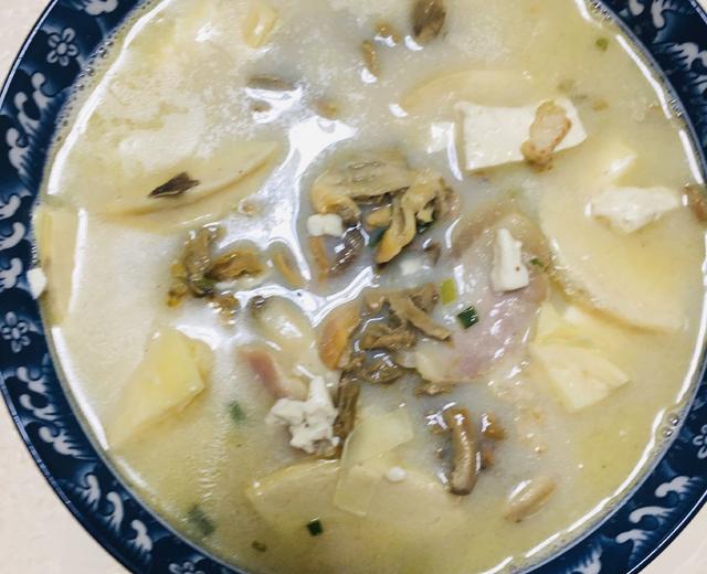 河蚌腊肉春笋豆腐汤的做法