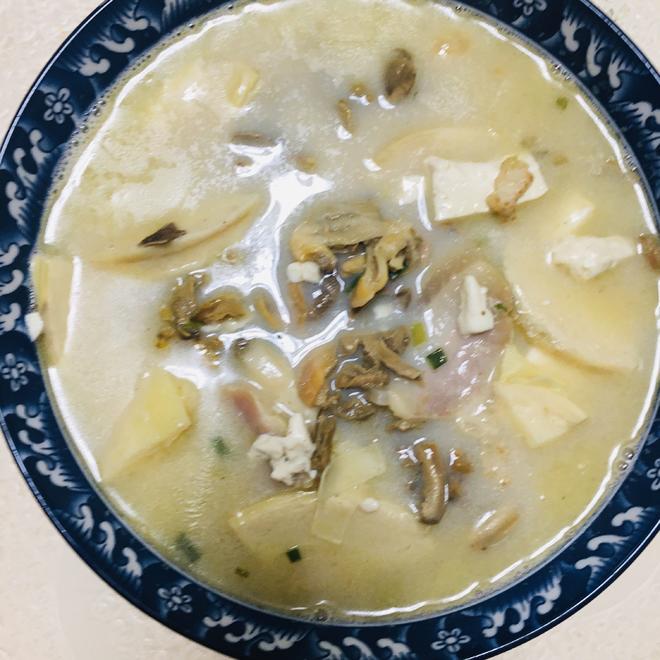 河蚌腊肉春笋豆腐汤的做法