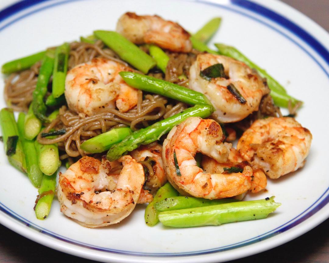 午餐：葱姜虾芦笋炒面340kcal的做法