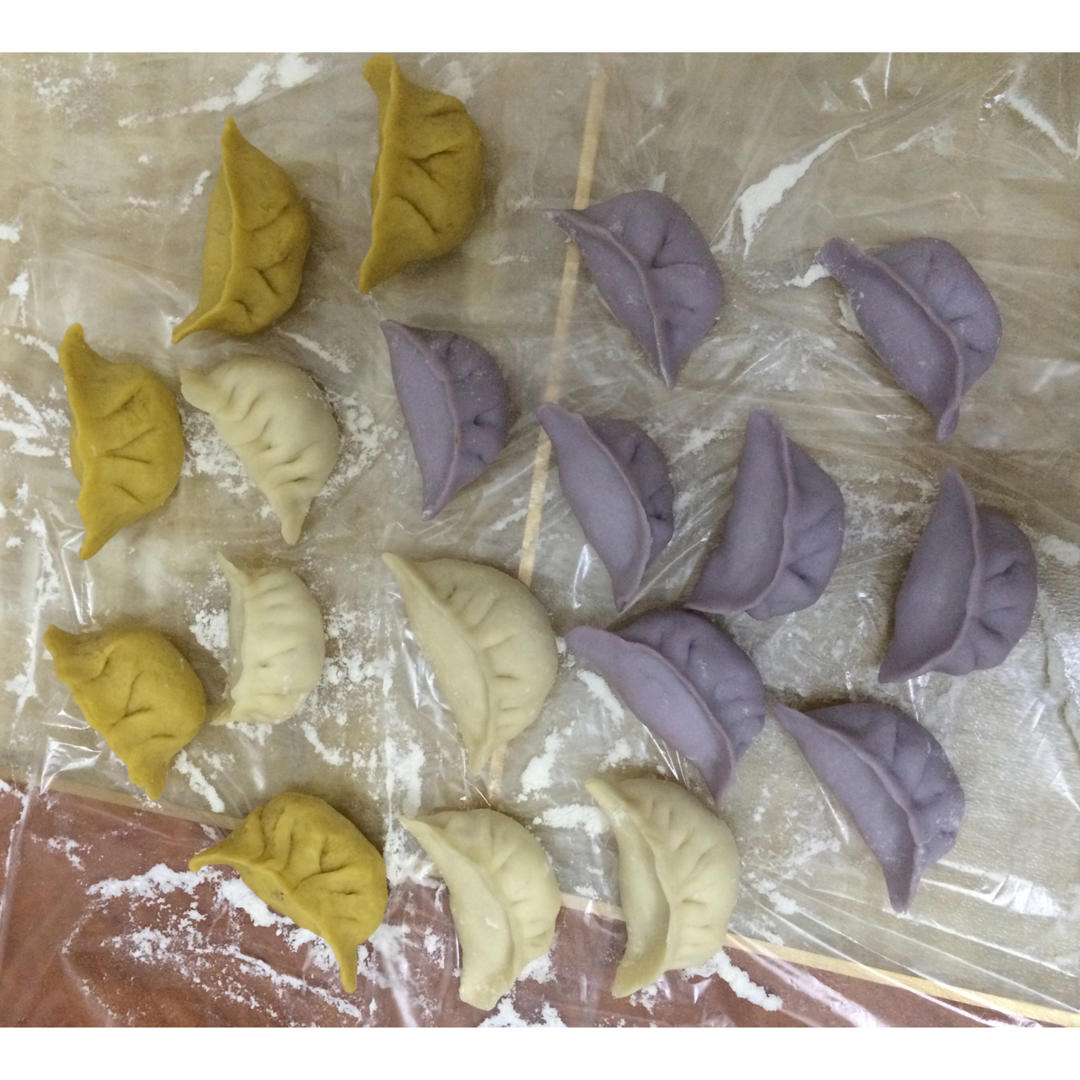 天然蔬菜汁彩边水饺