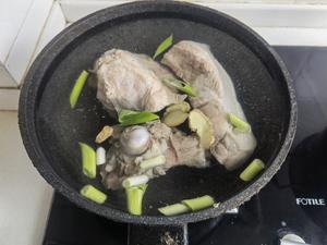 家常酸菜炖骨头、五花肉、血肠的做法 步骤7