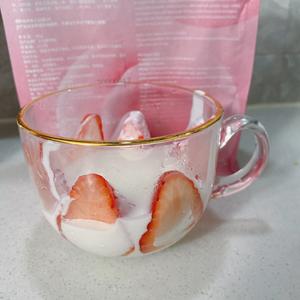 幸福满满的草莓蓝莓麦片酸奶杯的做法 步骤3